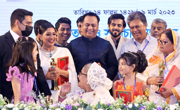 হাসিনাকে নিয়ে বাঁধনের ফেসবুক পোস্ট: ‘ক্ষমতা মানুষকে শয়তানে পরিণত করে’
