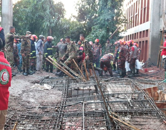 জেলা পরিষদের নির্মাণাধীন ভবনের ছাদ ধসে ২ জন নিহত হয়েছেন