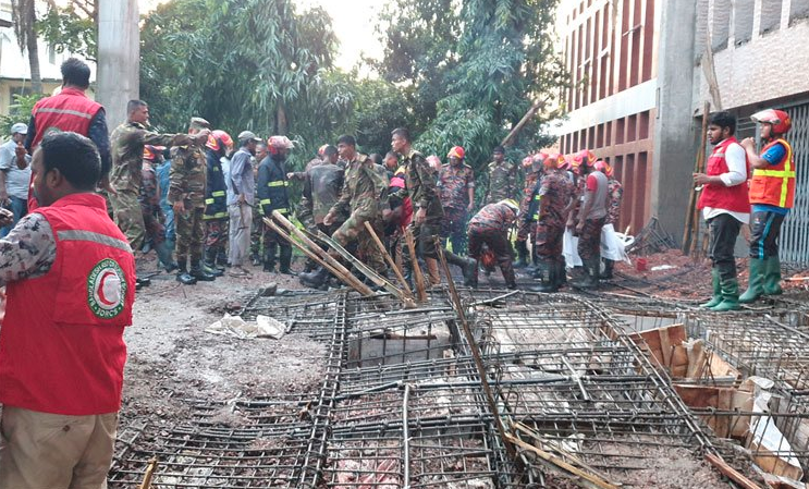 জেলা পরিষদের নির্মাণাধীন ভবনের ছাদ ধসে ২ জন নিহত হয়েছেন