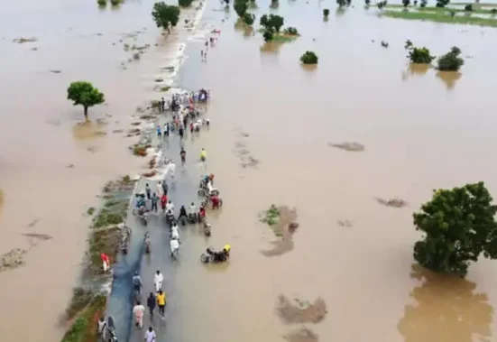 নাইজেরিয়ায় ভারী বর্ষণে সৃষ্ট বন্যায় অন্তত ৫০০ জনের মৃত্যু হয়েছে। বাস্তুচ্যুত হয়েছে ১৪ লাখেরও বেশি মানুষ