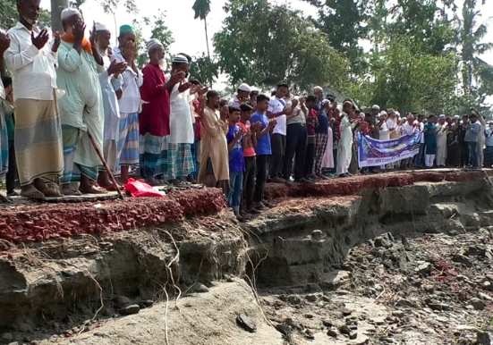 ভাঙন রোধে লক্ষ্মীপুরের মেঘনার তীরে বিশেষ প্রার্থনায় ক্রন্দনরোল