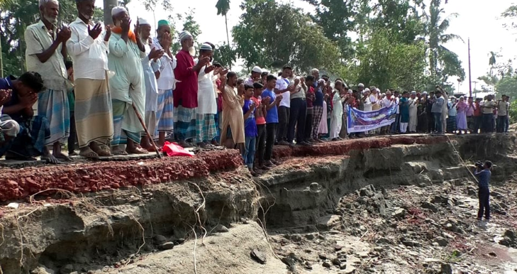 ভাঙন রোধে লক্ষ্মীপুরের মেঘনার তীরে বিশেষ প্রার্থনায় ক্রন্দনরোল