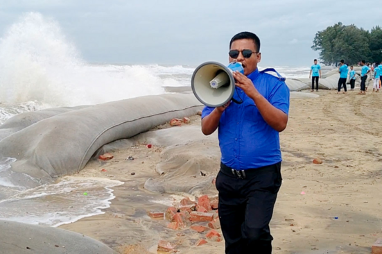 মহাবিপদ সংকেত পর্যন্ত যেতে পারে: দুর্যোগ প্রতিমন্ত্রীঃ কক্সবাজারে সরকারি কর্মকর্তাদের ছুটি বাতিল, ৫৭৬টি আশ্রয়কেন্দ্র প্রস্তুত: