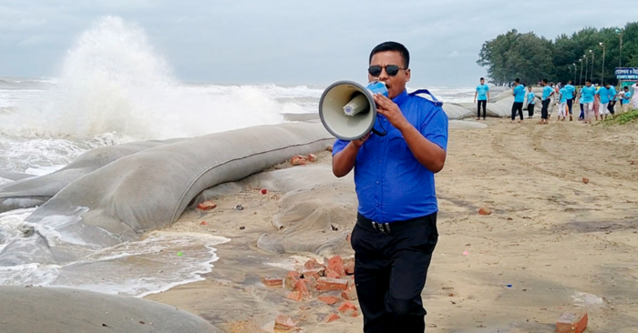 মহাবিপদ সংকেত পর্যন্ত যেতে পারে: দুর্যোগ প্রতিমন্ত্রীঃ কক্সবাজারে সরকারি কর্মকর্তাদের ছুটি বাতিল, ৫৭৬টি আশ্রয়কেন্দ্র প্রস্তুত: