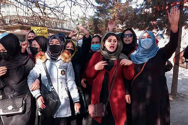 আফগানিস্তানে উচ্চশিক্ষা বন্ধের প্রেক্ষিতে নারী শিক্ষার্থীদের প্রতিবাদ বিক্ষোভ