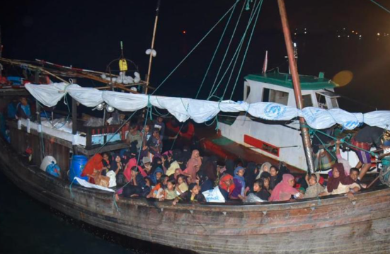 ভাঙা ইঞ্জিনের কাঠের নৌকায় করে ইন্দোনেশিয়ায় এসেছে ৫৮ জন মুমূর্ষু রোহিঙ্গা