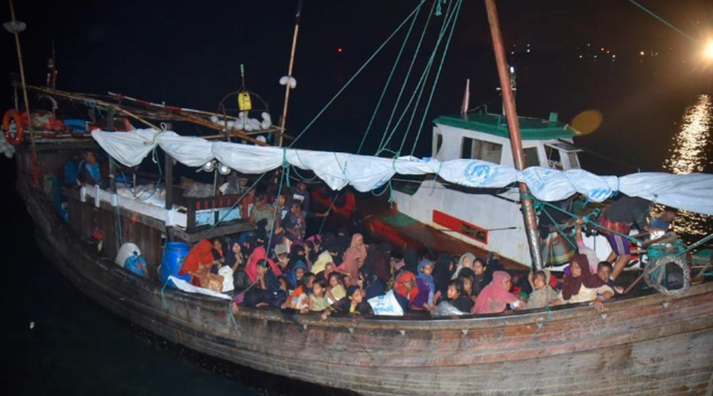 ভাঙা ইঞ্জিনের কাঠের নৌকায় করে ইন্দোনেশিয়ায় এসেছে ৫৮ জন মুমূর্ষু রোহিঙ্গা