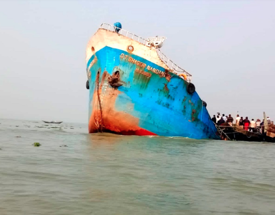 মেঘনা নদীতে ১১ লাখ লিটার জ্বালানি তেল নিয়ে জাহাজ ডুবি