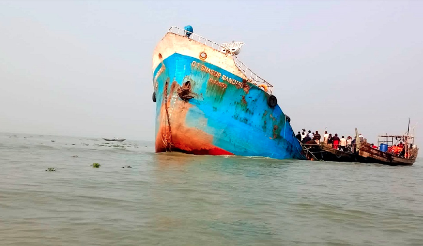 মেঘনা নদীতে ১১ লাখ লিটার জ্বালানি তেল নিয়ে জাহাজ ডুবি