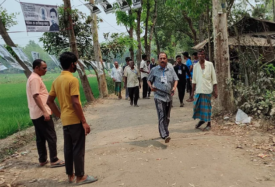 কেন্দ্র থেকে ইভিএম নিয়ে বেরিয়ে যান নৌকার অনুসারীরা