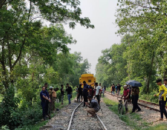 গরমে বেঁকে যাওয়ায় লাইনচ্যুত ট্রেনের ৭টি বগি