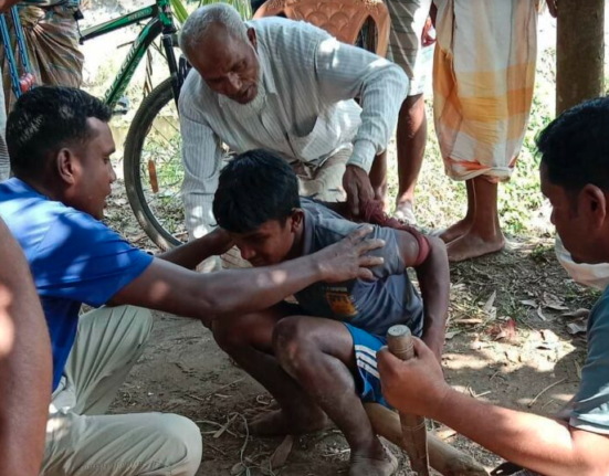 বড় নিষ্ঠুর কায়দায় অত্যাচার করা হয় কিশোরের উপরঃ থানায় অভিযোগ