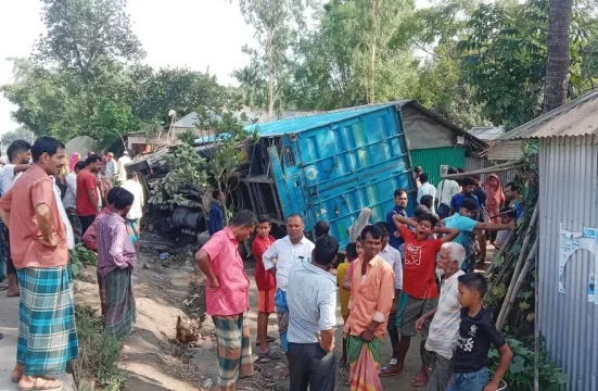 রাস্তার চলন্ত কাভার্ডভ্যান ঢুকে গেল ঘরে, ঘুমন্ত মা-মেয়ে নিহত