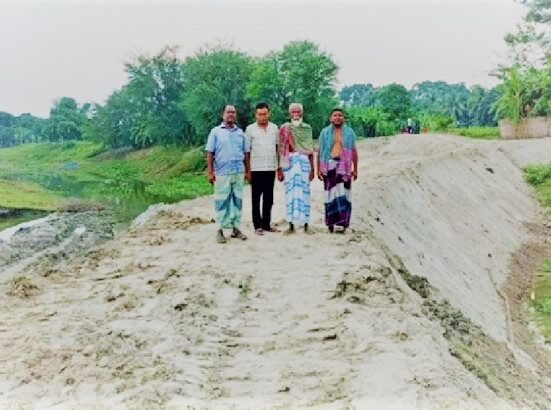 সরকারি সহযোগিতা না পেয়ে চাঁদা আদায় করে রাস্তা নির্মাণ করছেন স্থানীয়রা