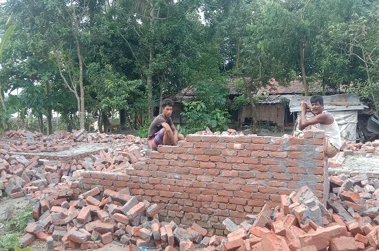 আশ্রয়ণের ঘরে দুর্বল নকশা, নিম্নমানের খোয়া ব্যবহার