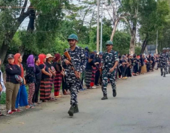 ১৫০০ মহিলার অবরোধের মুখে  আসামিদের ছাড়তে বাধ্য হয় সৈন্যরা