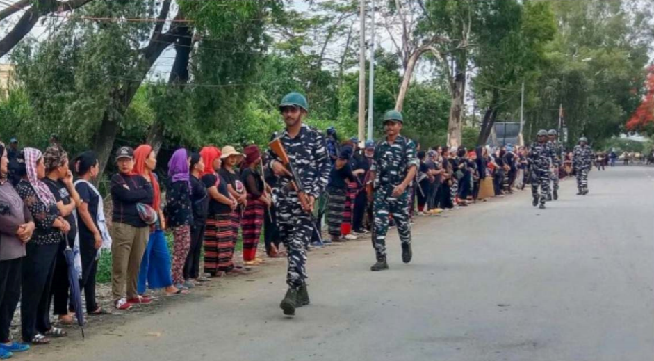 ১৫০০ মহিলার অবরোধের মুখে  আসামিদের ছাড়তে বাধ্য হয় সৈন্যরা