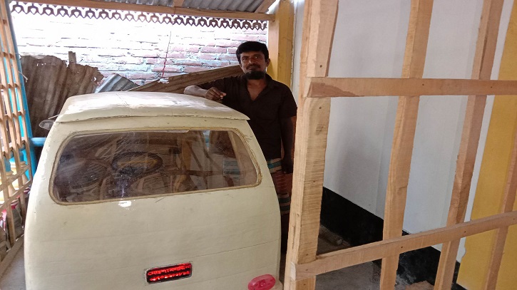 নওগাঁয় 'কাঠের মাইক্রো প্রাইভেটকার ' তৈরি করে সাড়া ফেলেছেন শামসুদ্দিন