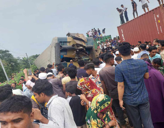 ভৈরব ট্রেন দুর্ঘটনাঃ শনাক্তের পর পরিবারের কাছে হস্তান্তর করা হয়েছে মৃতদেহ