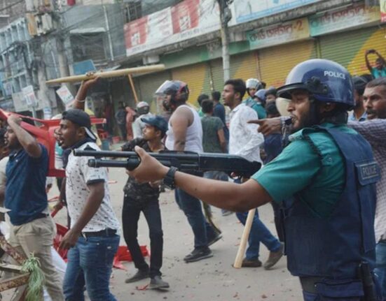 আটটি আন্তর্জাতিক মানবাধিকার সংস্থা বাংলাদেশে বিরোধী বিক্ষোভ দমনে সরকারি  কর্তৃপক্ষের বর্বরতা ও অতিরিক্ত শক্তি প্রয়োগ বন্ধের আহ্বান জানিয়েছে।