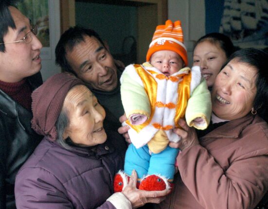 চীনে জনসংখ্যা বাড়াতে নারীদের ঘরে থাকতে উৎসাহিত করছে সরকার