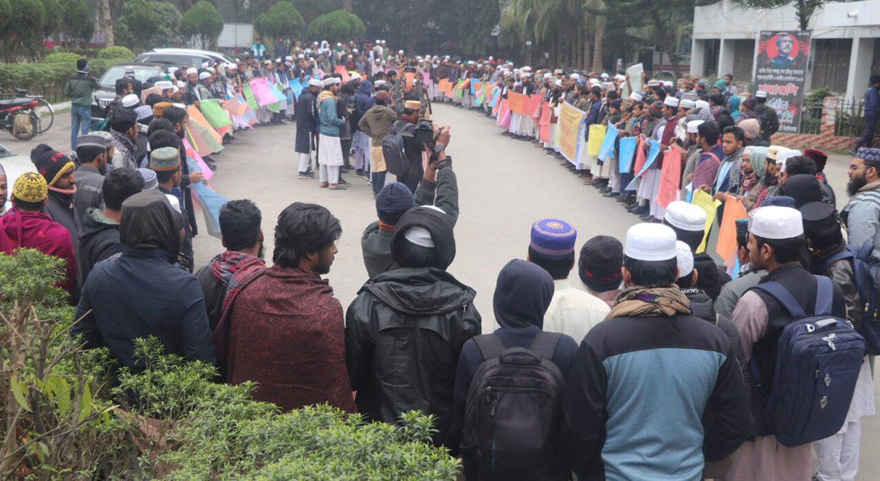 নেকাব না খোলায় ভাইভা দিতে পারেননি ইবি শিক্ষার্থী: ছাত্রদের প্রতিবাদ সমাবেশ