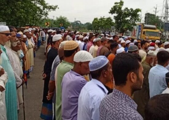 মরদেহ নিয়ে বিক্ষোভ, ত্রিশালে নিরাপদ সড়কের দাবিতে অবরোধ করে মহাসড়কেই যুবকের জানাজা  