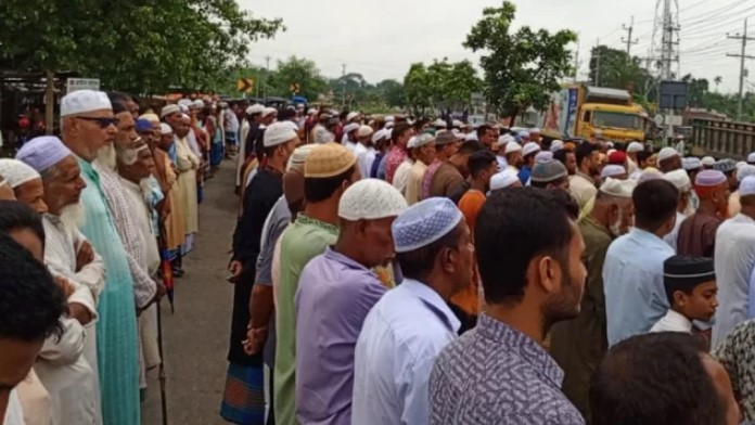 মরদেহ নিয়ে বিক্ষোভ, ত্রিশালে নিরাপদ সড়কের দাবিতে অবরোধ করে মহাসড়কেই যুবকের জানাজা  