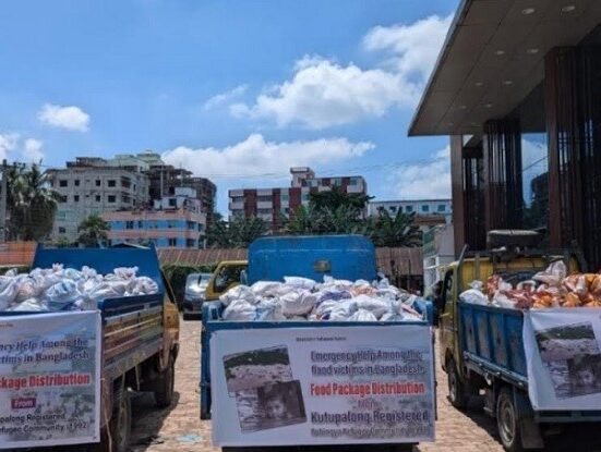 বন্যায় ক্ষতিগ্রস্ত পরিবারের পাশে দাঁড়িয়েছেন রোহিঙ্গা শরণার্থীরা