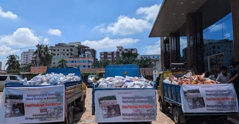 বন্যায় ক্ষতিগ্রস্ত পরিবারের পাশে দাঁড়িয়েছেন রোহিঙ্গা শরণার্থীরা