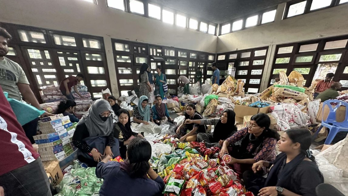 বন্যার্তদের সাহায্যে টিএসসিতে এক মানবিক স্বস্তির উৎসব!