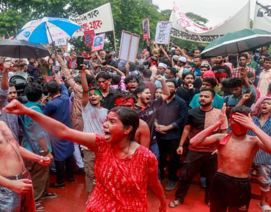 রক্তাক্ত বাংলাদেশে একশোর উপর নিহত