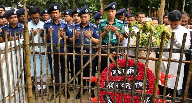 ছাত্র-জনতার আন্দোলন দমাতে যারা নিষ্ঠুরতা দেখিয়েছে তাদের ছাড় নেই : রংপুরে শহীদ আবু সাঈদের কবর জিয়ারতে আইজিপি